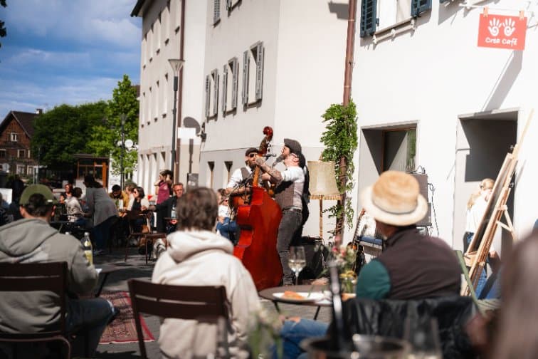 Hohenemser Lauschplätze - Schlossplatz mit Barfuaß ida Söck