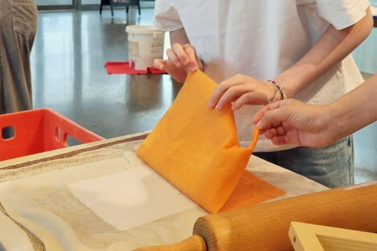 Kinderworkshop | Papierschöpfen | 8–12 Jahre